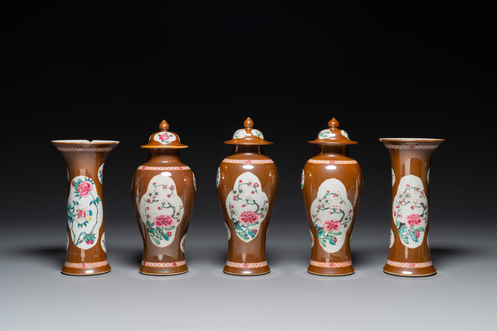 Garniture de cinq vases en porcelaine de Chine famille rose &agrave; d&eacute;cor floral sur fond brun capucin, Yongzheng/Qianlong