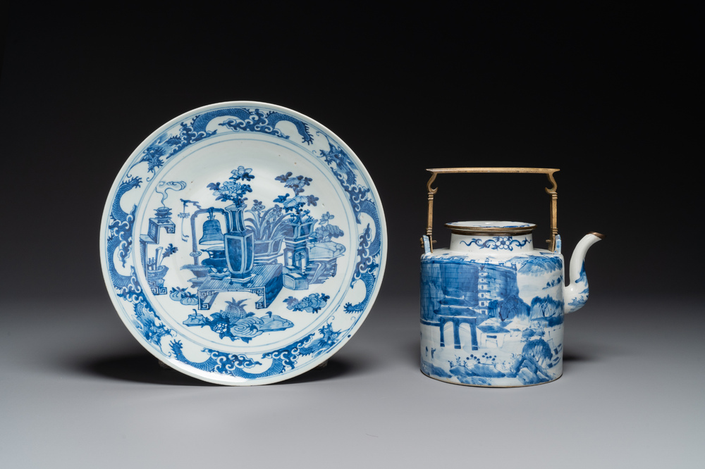 Een Chinese blauw-witte theepot met landschapsdecor en een schotel met kostbaarheden, 19e eeuw