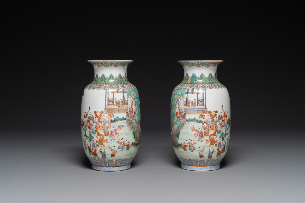 Paire de beaux vases de forme lanterne en porcelaine de Chine famille rose &agrave; d&eacute;cor des 'cent gar&ccedil;ons', marque Yan Xi Tong He 燕囍同和, R&eacute;publique