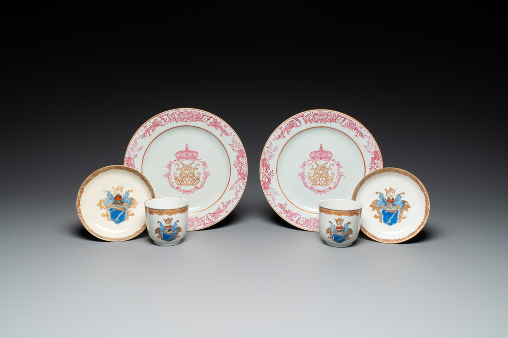 Een paar gemonogrammeerde Chinese roze-ge&euml;mailleerde borden en een paar koppen en schotels met wapendeor, Yongzheng/Qianlong