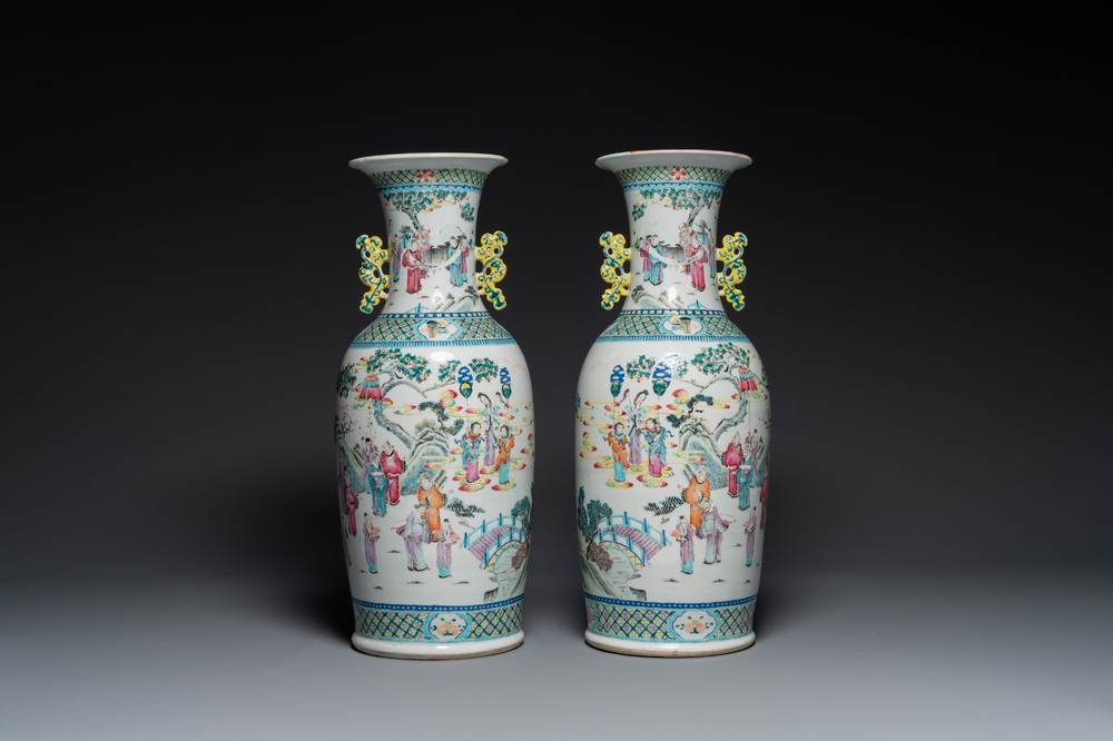 Paire de vases en porcelaine de Chine famille rose &agrave; d&eacute;cor narratif, 19&egrave;me
