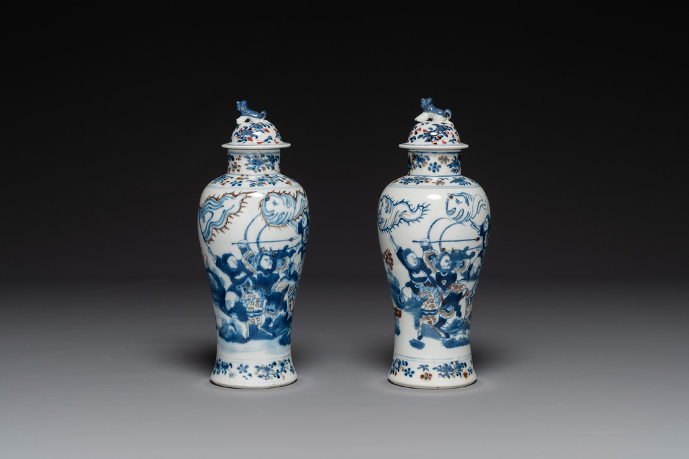 Paire de vases couverts en porcelaine de Chine en bleu, blanc et rouge de cuivre, marque de Kangxi, 19&egrave;me
