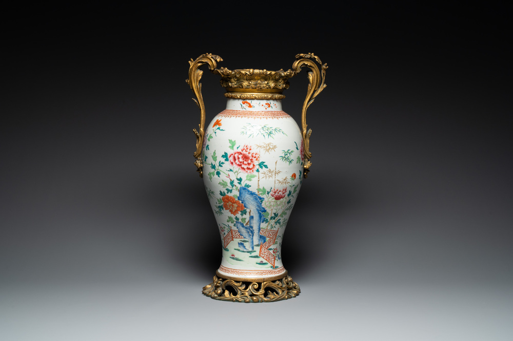 Vase en porcelaine de Chine famille rose &agrave; monture en bronze dor&eacute;, Qianlong