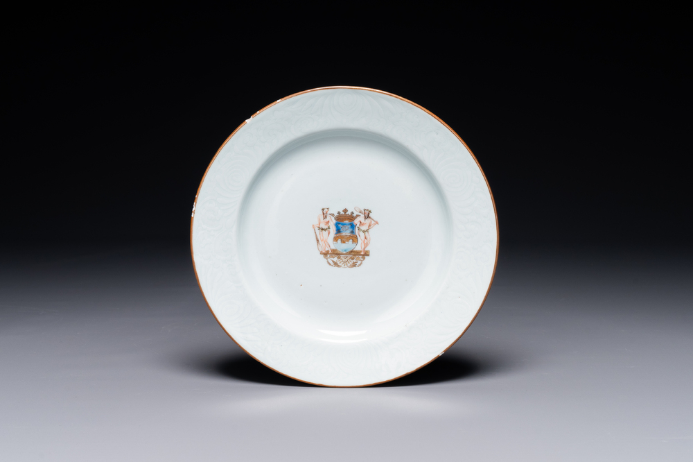 Een Chinese wapenschotel met het wapen van de familie Broman voor de Zweedse markt, Qianlong, ca. 1747