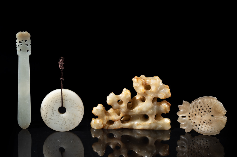 Quatre pi&egrave;ces sculpt&eacute;es en jade blanc, c&eacute;ladon et rouille, Chine, Qing