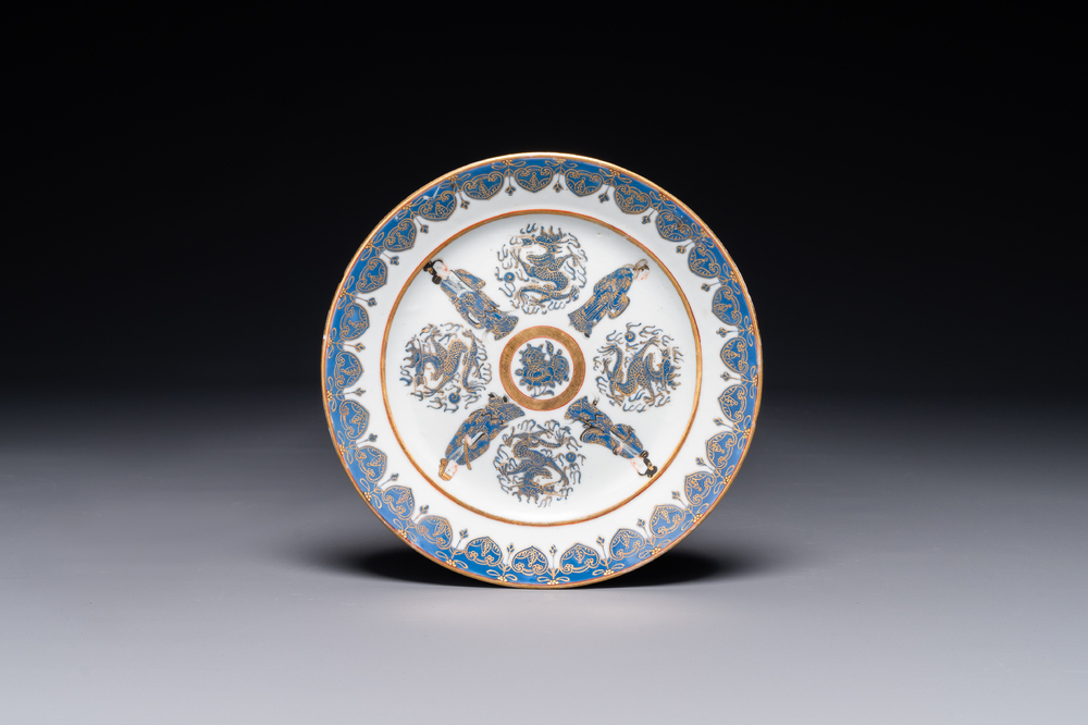 Een Chinees Canton blauw-ge&euml;mailleerd bord met verguld decor van figuren en draken, 19e eeuw