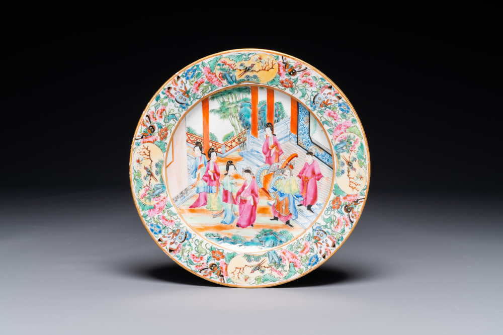 Assiette en porcelaine de Chine famille rose de Canton &agrave; d&eacute;cor narratif, 19&egrave;me