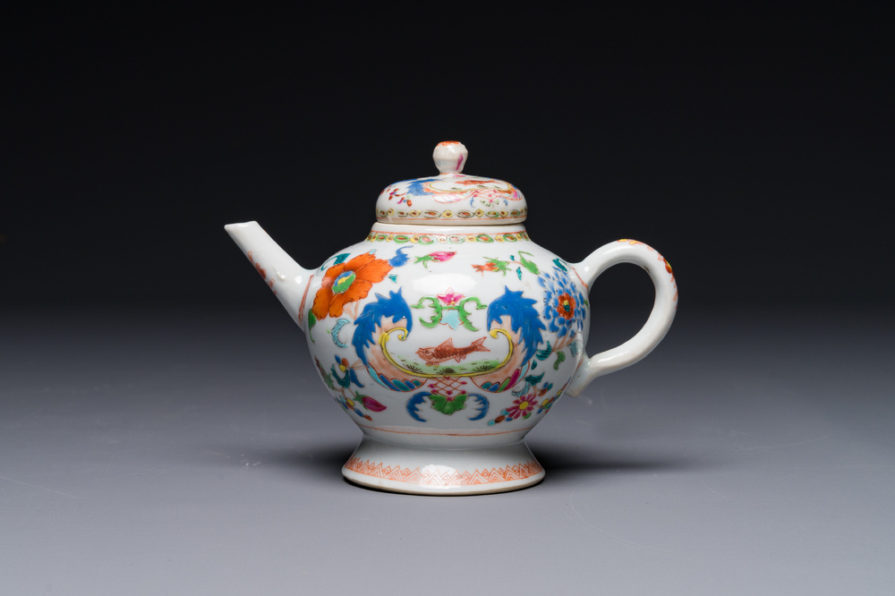 Th&eacute;i&egrave;re couverte en porcelaine de Chine famille rose &agrave; d&eacute;cor 'Pompadour', Qianlong
