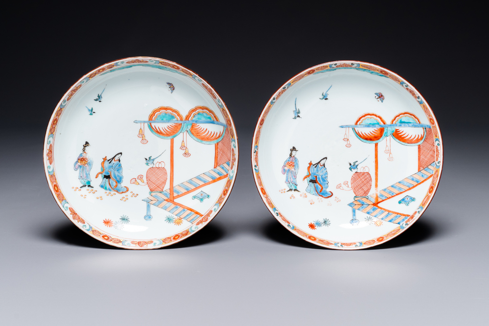 Paire d'assiettes en porcelaine de Chine de style Kakiemon d&eacute;cor&eacute;es aux Pays-Bas, 18&egrave;me