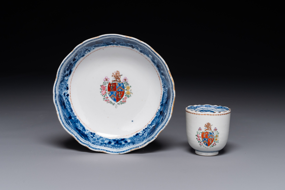 Een Chinese famille rose kop en schotel met wapendecor, Qianlong