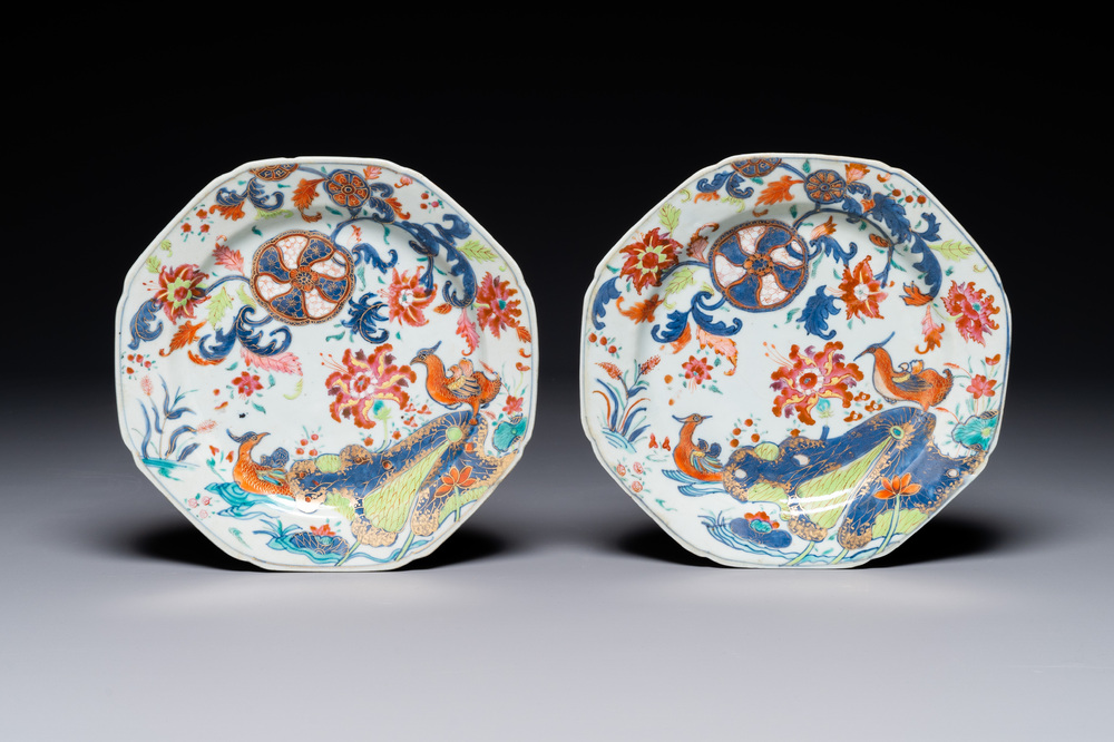 Een paar Chinese famille rose 'pseudo-tabaksbladeren' borden, Qianlong