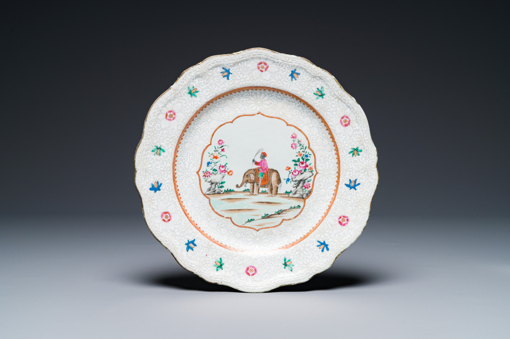 Assiette en porcelaine de Chine famille rose &agrave; d&eacute;cor d&rsquo;un cornac sur son &eacute;l&eacute;phant, Qianlong