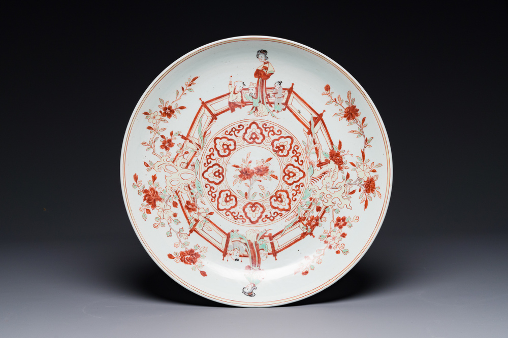 Grand plat en porcelaine de Chine wucai &agrave; d&eacute;cor figuratif et floral, marque de Jiajing, &eacute;poque Transition