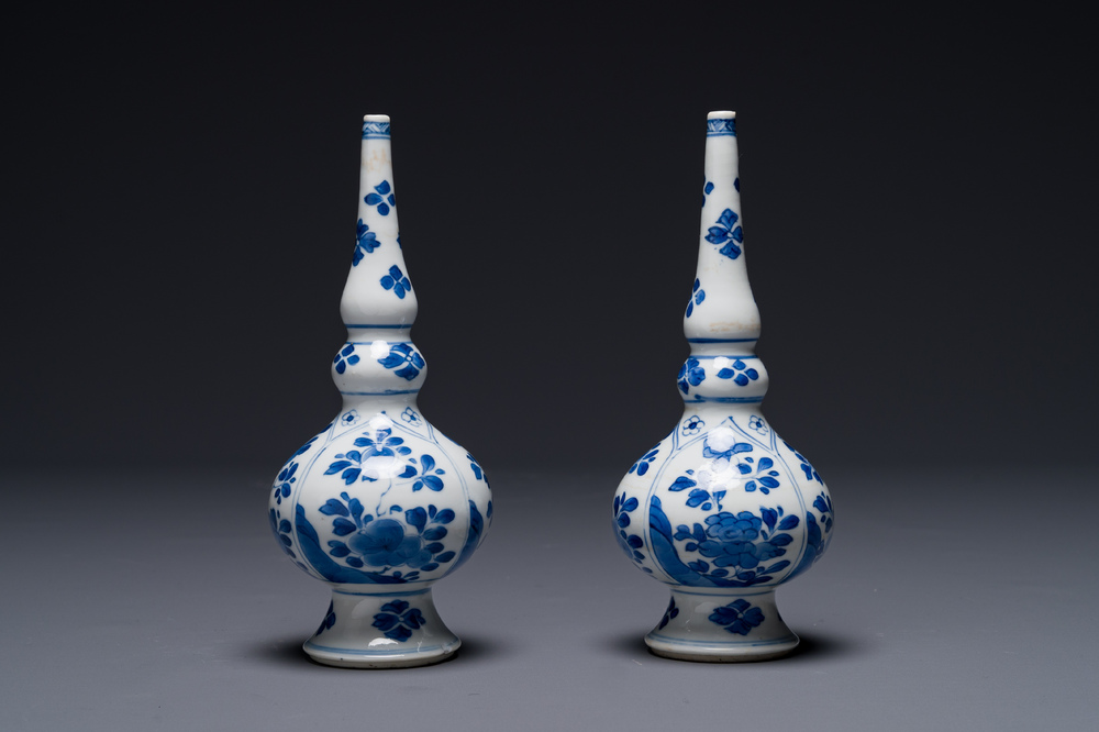 Een paar Chinese blauw-witte rozenwater sprenkelaars voor de islamitische markt, Kangxi
