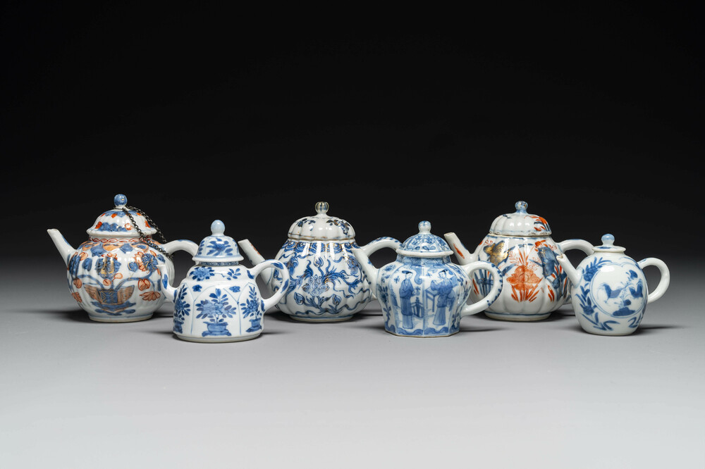 Zes Chinese blauw-witte en Imari-stijl theepotten, Kangxi/Yongzheng