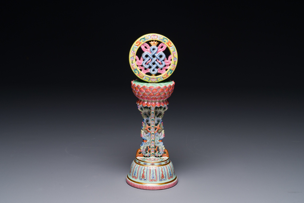 Rare instrument rituel en porcelaine de Chine famille rose, marque et &eacute;poque de Qianlong