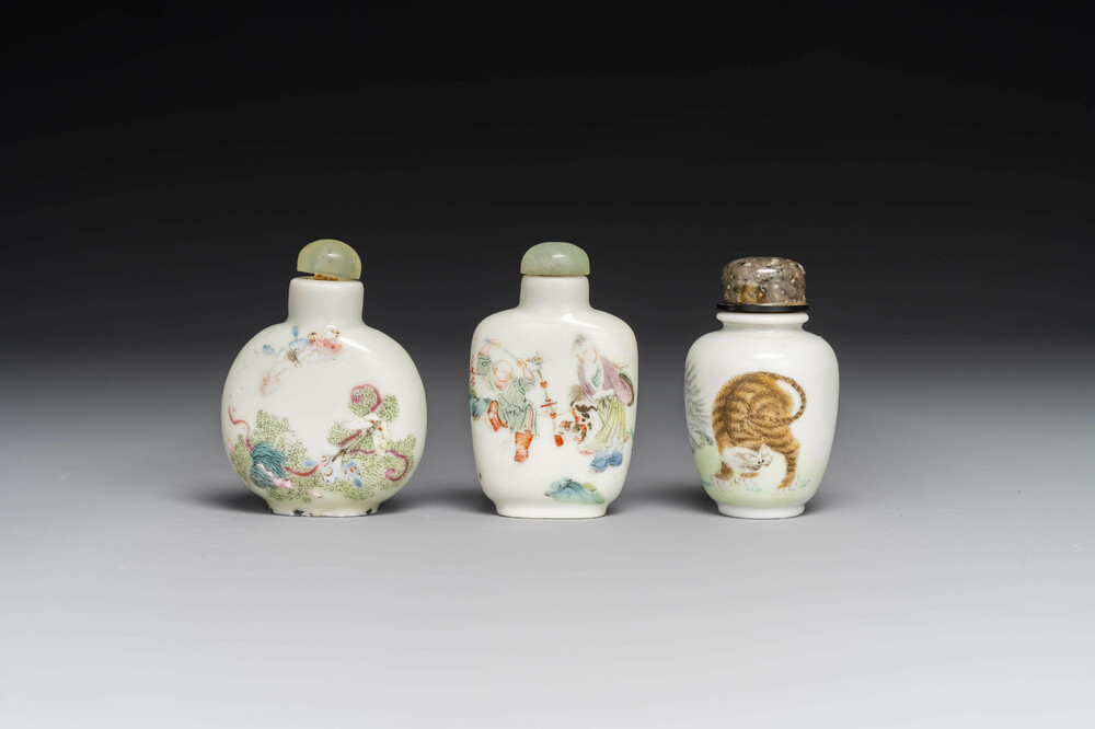 Drie diverse Chinese famille rose snuifflessen, Daoguang merk en periode