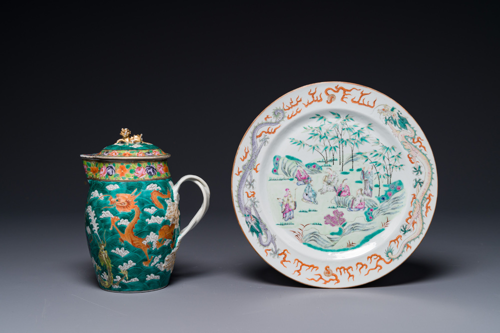 Une cruche en porcelaine de Chine famille rose sur fond vert  &agrave; d&eacute;cor de dragons et un plat &agrave; decor 'sept sages' et &agrave; bord de dragons, 19&egrave;me