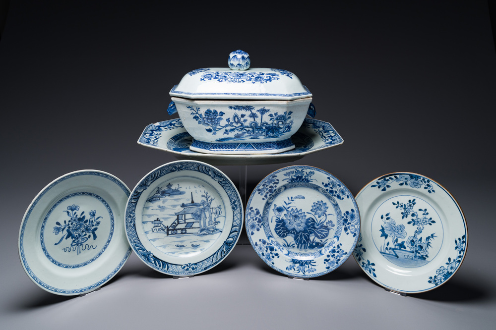 Een Chinese blauw-witte dekselterrine, een schotel en vier borden, Qianlong