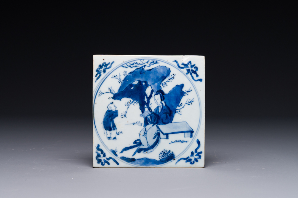 Carreau en porcelaine de Chine en bleu et blanc &agrave; d&eacute;cor de 'Longue Dame', Kangxi