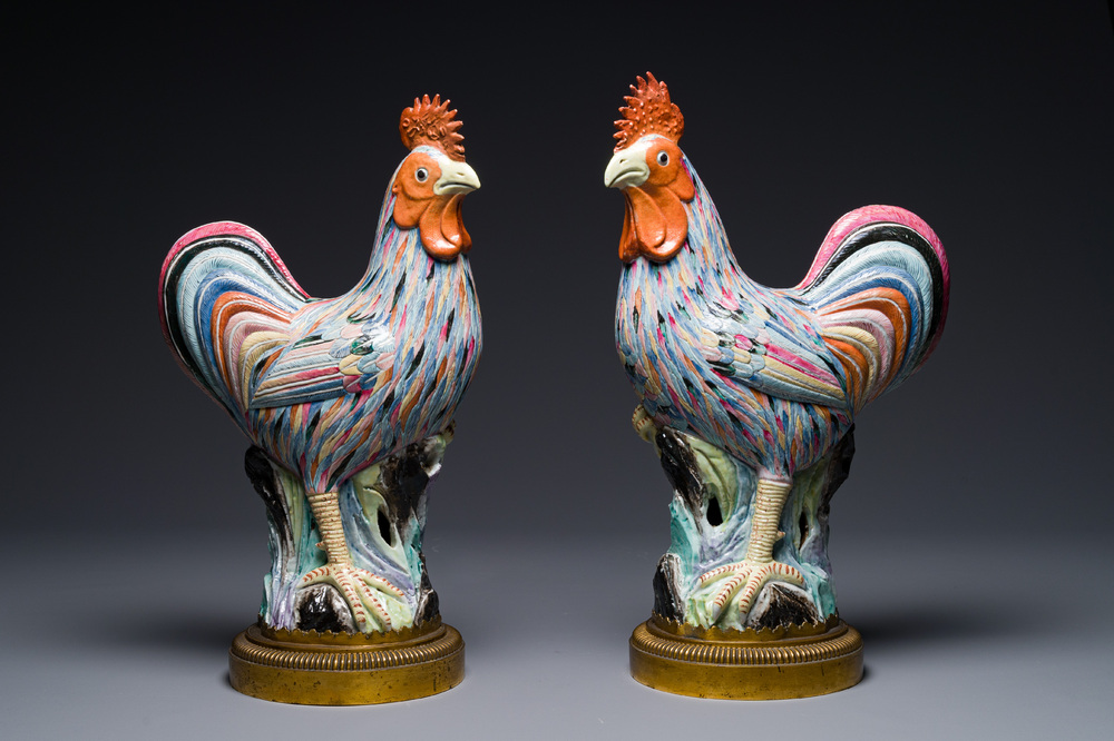 Paire de sculptures de coq en porcelaine de Chine famille rose aux montures en bronze dor&eacute;, Qianlong
