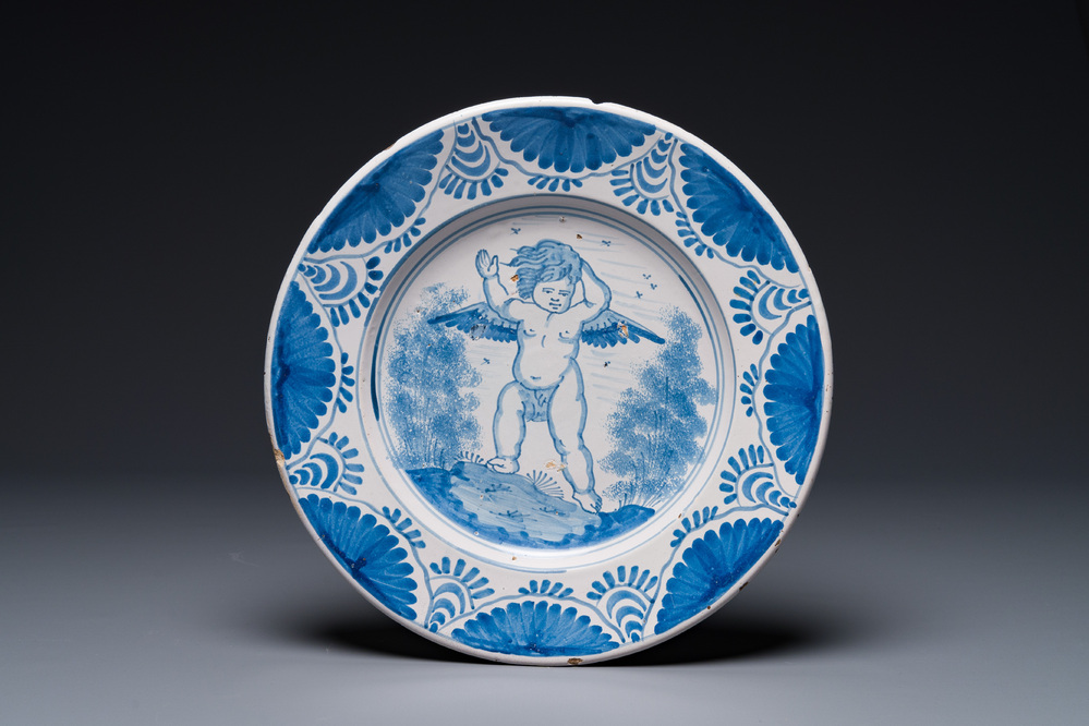Joli plat en majolique en bleu et blanc &agrave; d&eacute;cor d'un ch&eacute;rubin ail&eacute;, Pays-Bas, probablement Harlingen, 2&egrave;me moiti&eacute; du 17&egrave;me