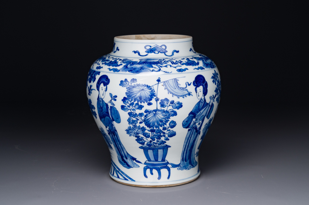 Vase en porcelaine de Chine en bleu et blanc &agrave; d&eacute;cor des 'Longues Dames', Kangxi