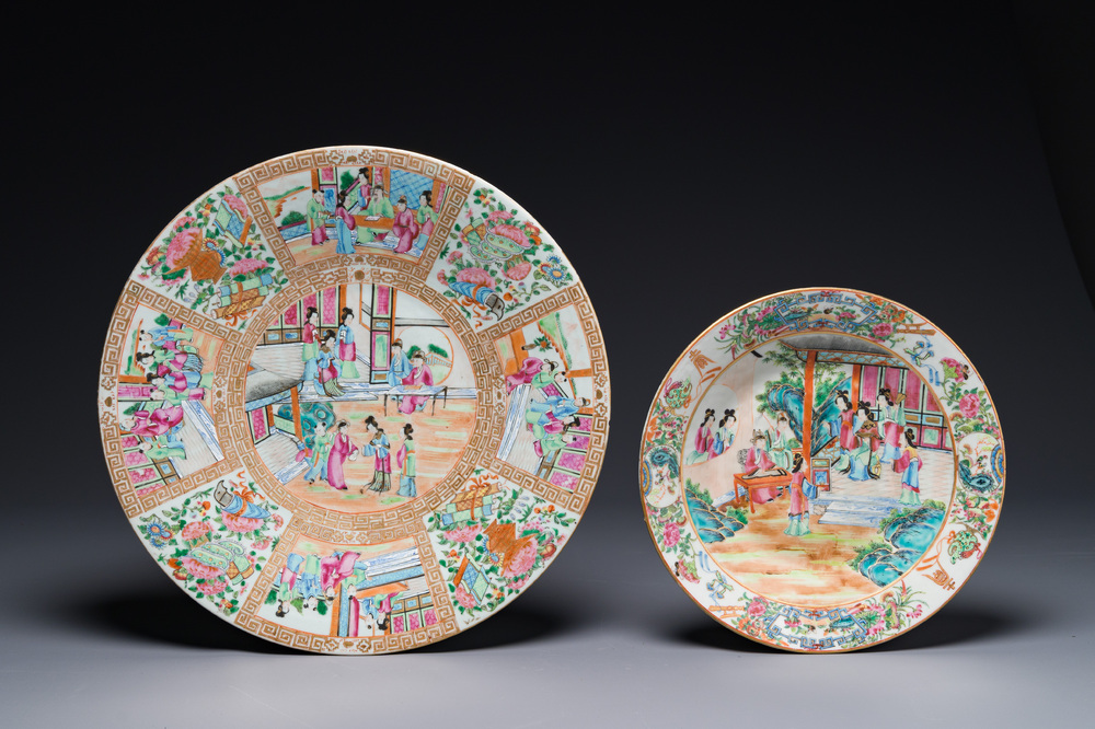 Twee Chinese Canton famille rose schotels met figuratief decor, 19e eeuw