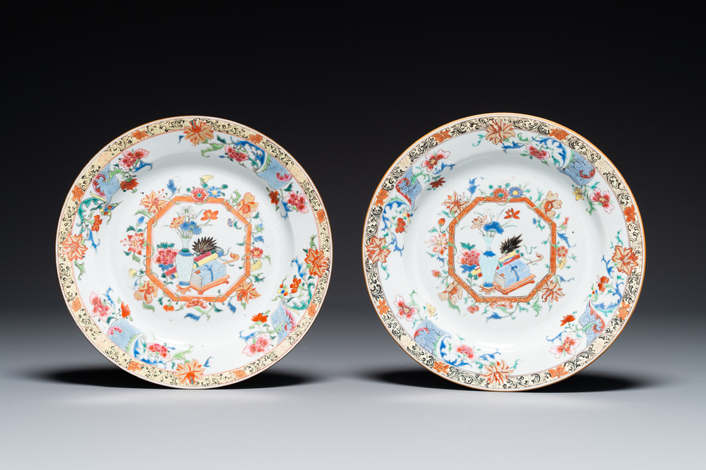 Paire de plats en porcelaine de Chine famille rose &agrave; d&eacute;cor d'antiquit&eacute;s, Yongzheng