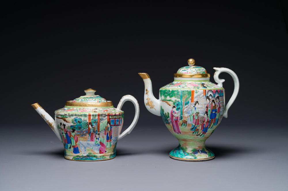 Twee fijne Chinese Canton famille rose theepotten, 19e eeuw