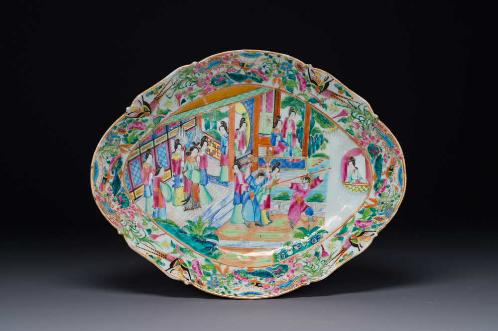 Een ovale Chinese Canton famille rose tazza met verhalend decor, 19e eeuw