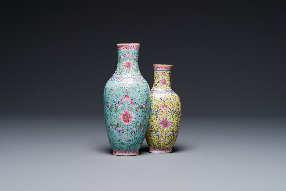 Een Chinese famille rose dubbele vaas met floraal decor, Qianlong merk, 19e eeuw