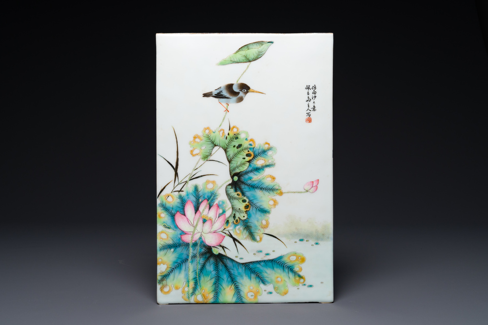 Een Chinese famille rose plaquette, gesigneerd Cheng Yiting 程意亭, 20e eeuw