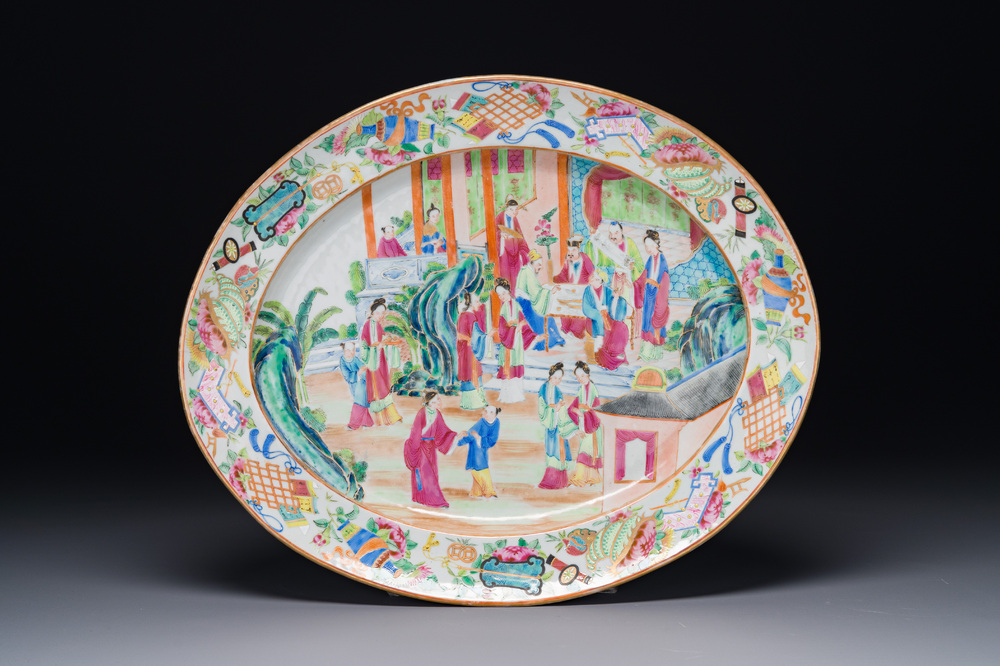 Een ovale Chinese Canton famille rose schotel met verhalend decor, 19e eeuw