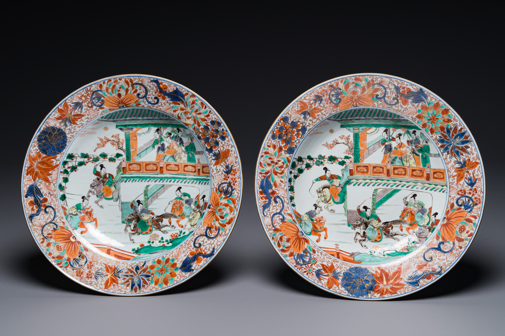 Een paar Chinese verte-Imari 'De vrouwelijke generaals van de familie Yang 楊門女將' schotels, Kangxi