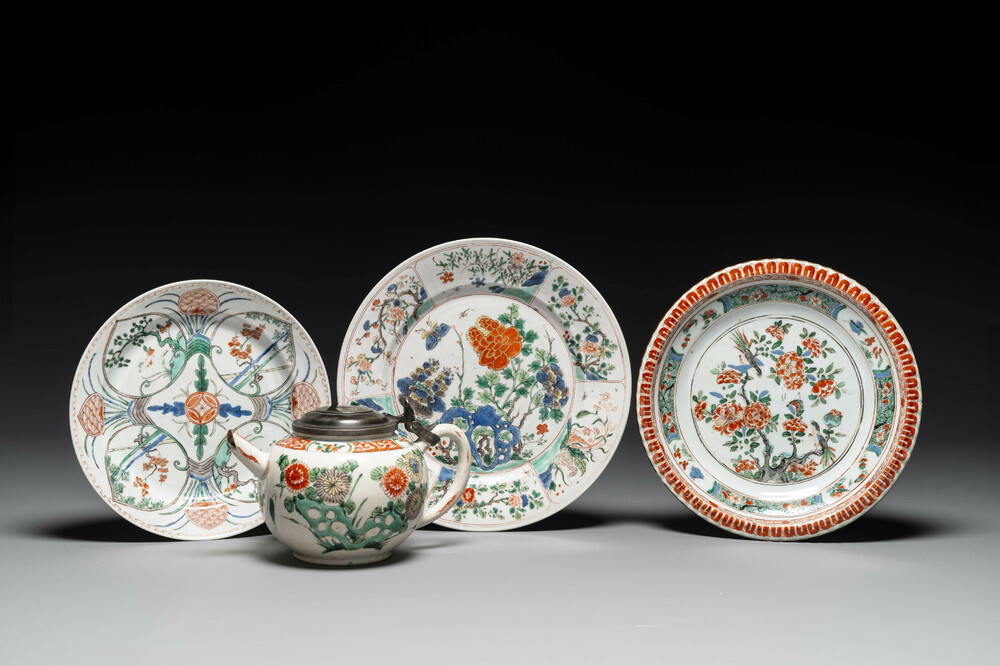 Drie Chinese famille verte borden en een theepot, Kangxi