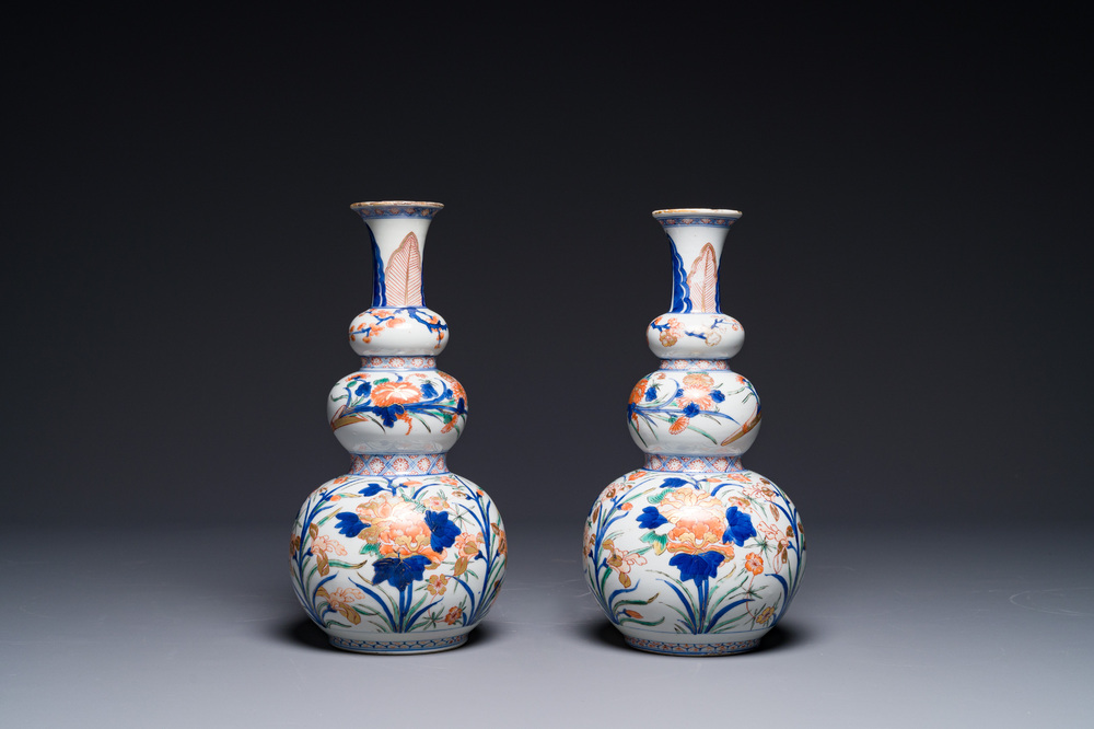 Een paar Chinese famille verte-Imari kalebasvazen, Kangxi