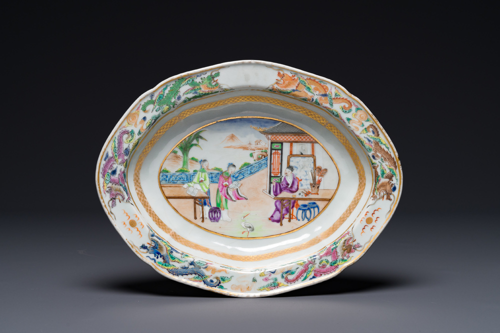 Een ovale Chinese Canton famille rose kom met figuratief decor, 19e eeuw