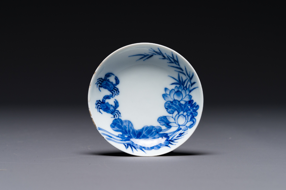 Een Chinese blauw-witte 'Bleu de Hue' schotel voor de Vietnamese markt, nội phủ thị nam 內府侍南 merk, 18e eeuw