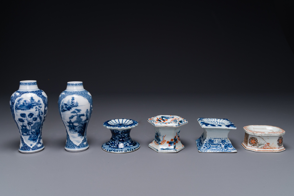 Een paar Chinese blauw-witte vazen en vier zoutvaten in blauw-wit, famille rose en Imari-stijl, Kangxi/Qianlong