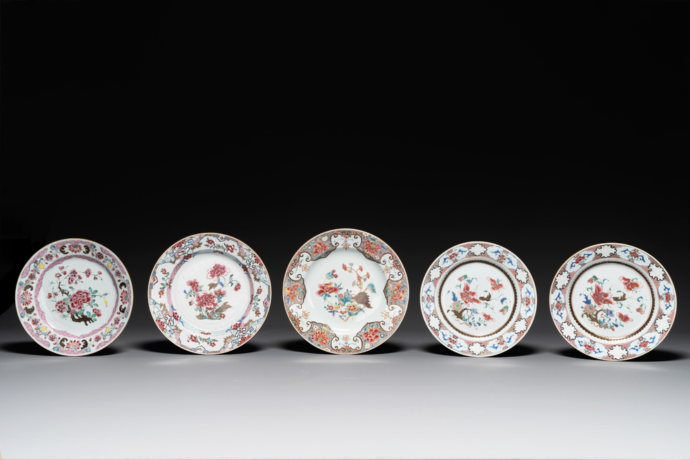 Five Chinese famille rose plates with floral design, Yongzheng/Qianlong