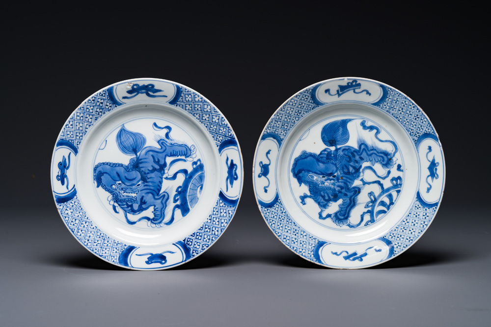 Een paar Chinese blauw-witte borden met boeddhistische leeuwen, ding merk, Kangxi