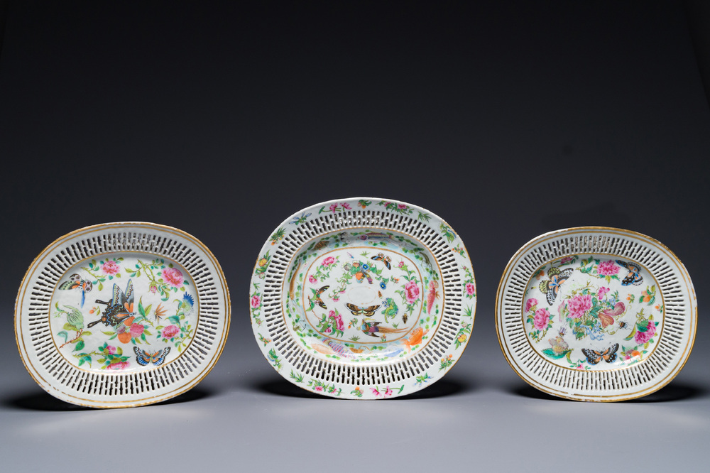 Drie ovale opengewerkte Chinese Canton famille rose schotels met bloemen, vlinders en waterdieren, 19e eeuw
