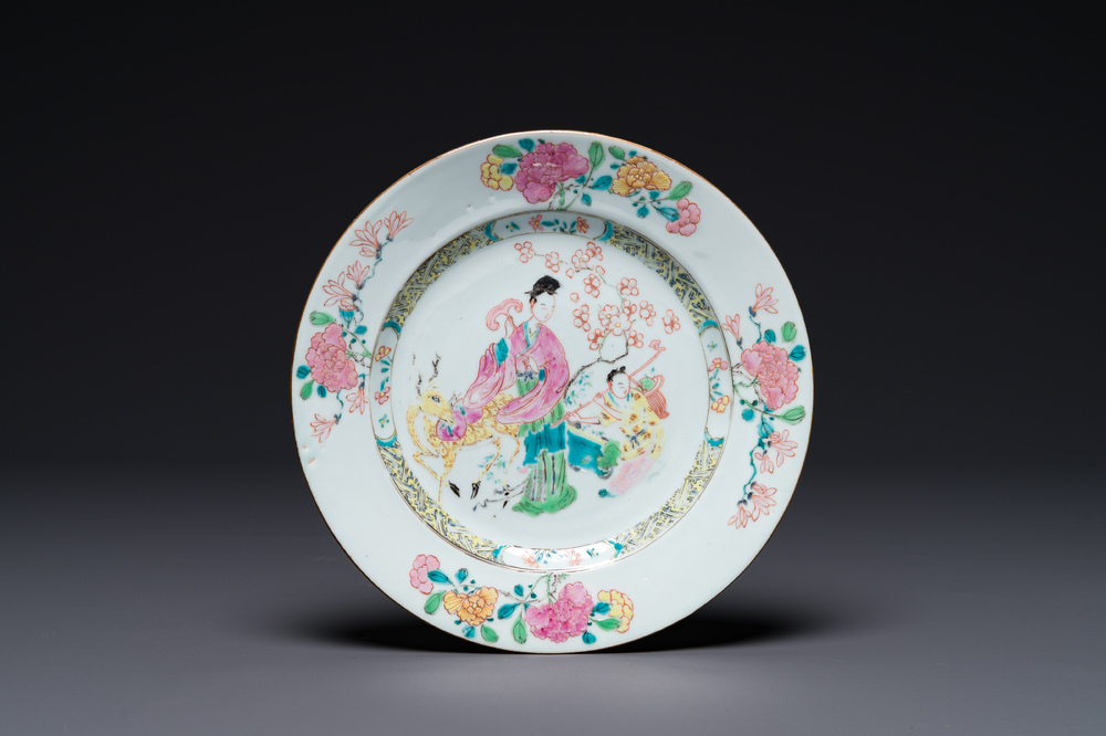 Assiette en porcelaine de Chine famille rose &agrave; d&eacute;cor 'Magu', Yongzheng