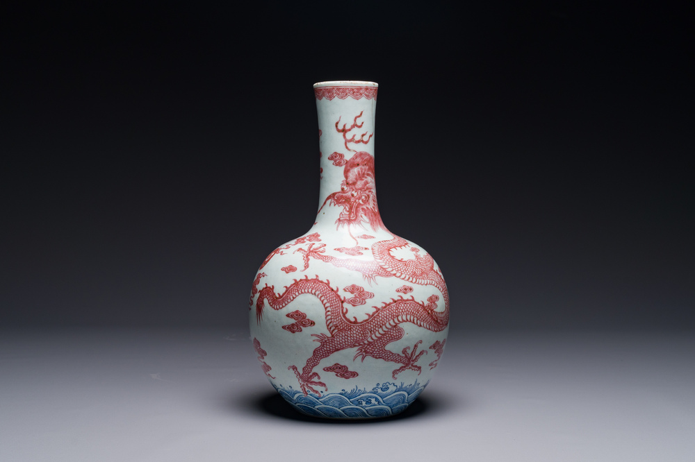 Vase de type 'tianqiu ping' en porcelaine de Chine en bleu, blanc et rouge de cuivre &agrave; d&eacute;cor de dragons, 18&egrave;me