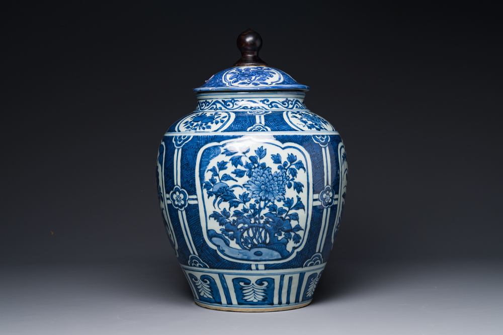 Een Chinese blauw-witte dekselpot met floraal decor, Wanli