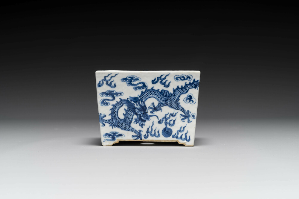 Een Chinese blauw-witte jardini&egrave;re met draken, Guangxu
