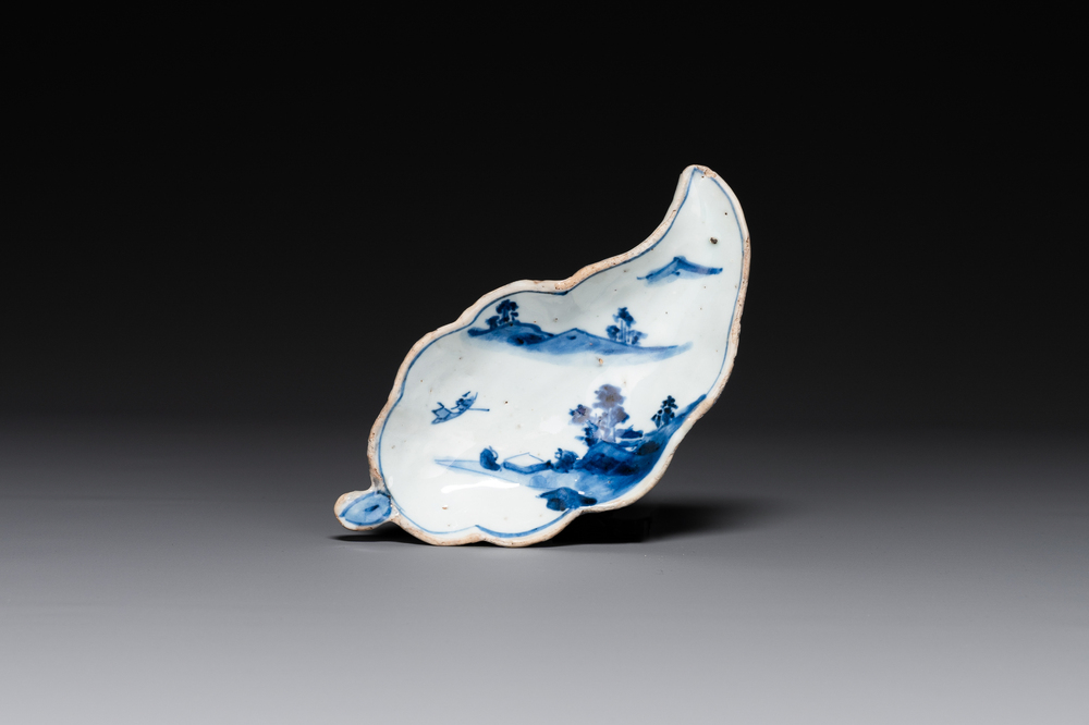 Coupe en forme de feuille en porcelaine de Chine en bleu et blanc de type ko-sometsuke pour le Japon, Tianqi