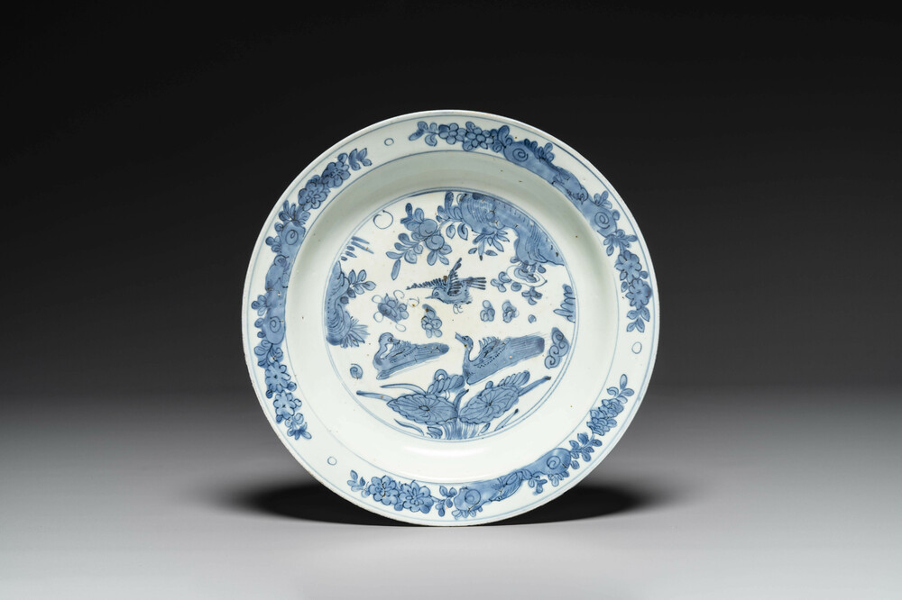 Plat en porcelaine de Chine bleu et blanc &agrave; d&eacute;cor d'oiseaux sur un &eacute;tang, Jiajing