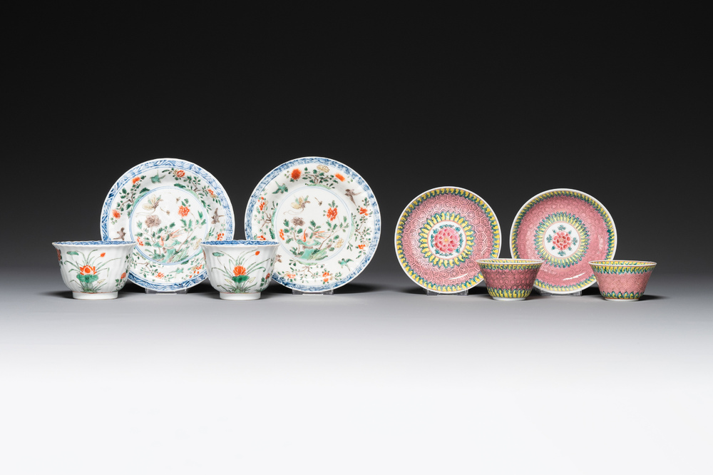 Een paar Chinese famille verte en een paar famille rose koppen en schotels, Kangxi/Yongzheng